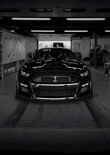 炫酷黑色跑车于车库中