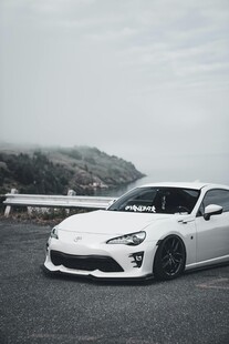 白色炫酷跑车停于户外