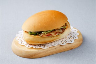 美味鸡肉汉堡置于蕾丝垫上