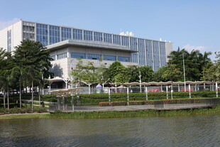 河畔现代建筑景观