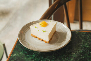 精致芝士蛋糕置于复古桌