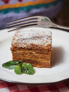 美味千层蛋糕配薄荷叶