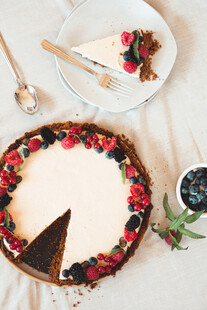 美味浆果装饰的特色蛋糕