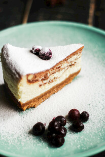 美味芝士蛋糕配新鲜浆果