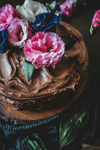 鲜花装饰的美味巧克力蛋糕