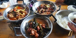 多样美味菜肴摆满餐桌