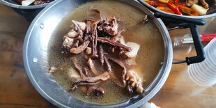 锅中炖煮的美味肉类