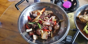 美味干锅食材丰富诱人