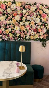 浪漫花卉墙下的优雅空间