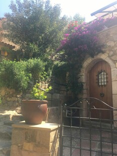 古朴庭院中的拱形门景观