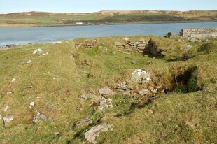 草原湖畔的自然遗迹