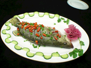 精美摆盘的特色红烧鱼