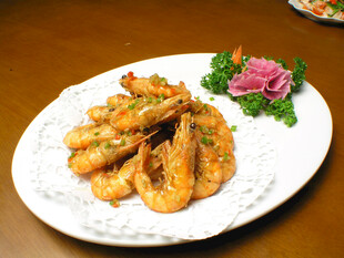 美味蒜蓉大虾摆于盘中