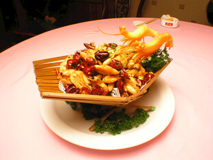 竹制容器盛装的美味菜肴