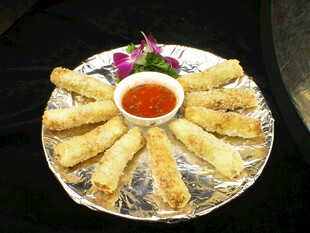 美味炸春卷配特色蘸料