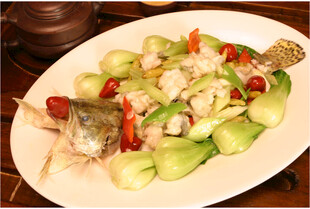 清蒸鲈鱼配时蔬