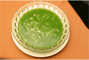 绿色糊状食物置于盘中