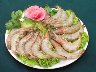 精美摆盘的鲜嫩大虾