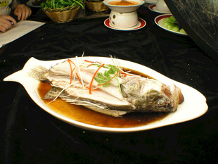 清蒸鲜鱼摆盘中