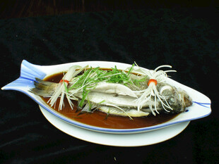 清蒸鱼配葱丝