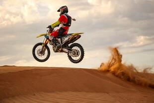 沙漠摩托特技飞跃瞬间