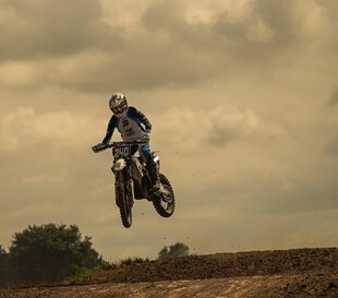 摩托骑手空中飞跃瞬间