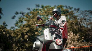 摩托车手空中特技瞬间