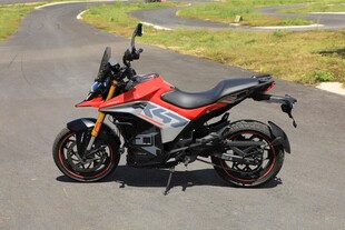 炫酷红色摩托车停于道路