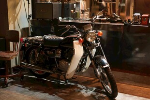 复古摩托车置于工作室中