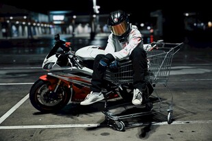 酷炫男子夜骑复古摩托车