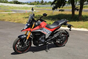 炫酷红色越野摩托车