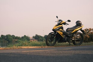 夕阳下的酷炫摩托车