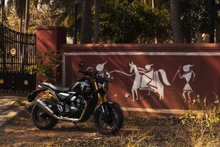 复古摩托停靠涂鸦墙旁