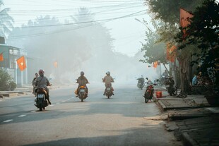 雾中骑行的人群