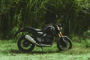 草地上的酷炫黑色摩托车