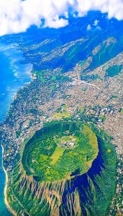 火山口壮丽景观俯瞰图