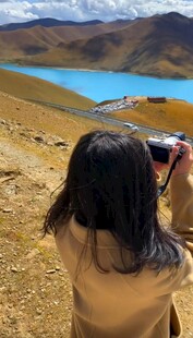 女子赏景拍照记录美好