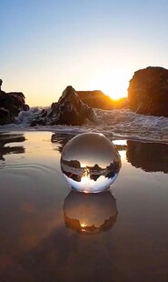 夕阳下的水晶球倒影美景