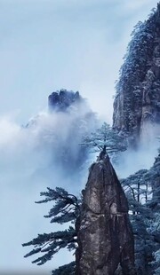 云雾缭绕的壮美山峰