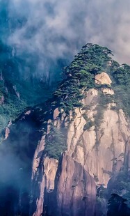 云雾缭绕的巍峨山峰