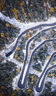 蜿蜒山间公路美景