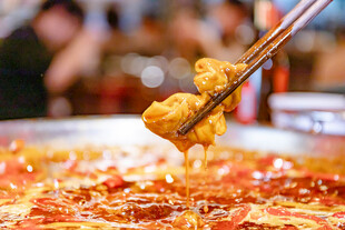 诱人火锅食材被夹起