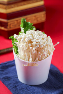 白色杯装鲜嫩金针菇