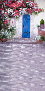 蓝门繁花装点的浪漫小径