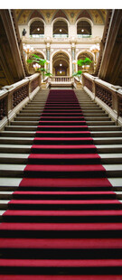 豪华宫殿内的红地毯阶梯