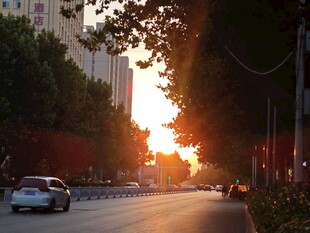夕阳下的城市街道美景