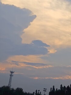 黄昏时分的天空与塔影