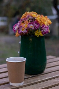 木桌上的花束与咖啡杯