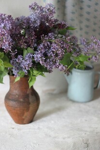 陶瓶中的紫丁香花束