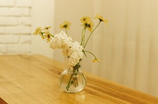 花瓶中的清新小花束